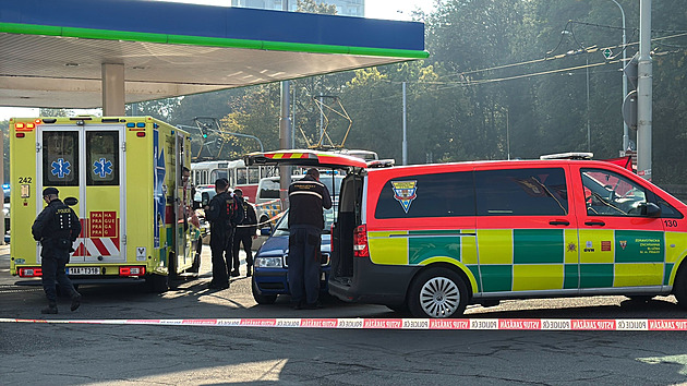 Sebevrah u pražské benzinky. Zamkl se v autě a začal se řezat