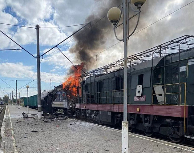 Rusové na Ukrajině zasáhli osobní vlak, úřady hlásí desítky zraněných