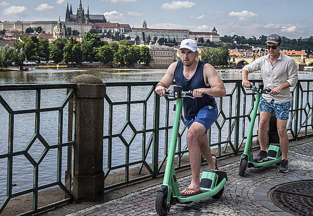 Lidé v centru Prahy odmítli koloběžky, hluk, alkohol. U Vltavy budou nonstop WC