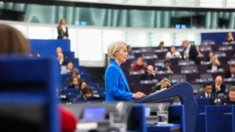 Leyenová ustála obě hlasování o nedůvěře. Proč se pod ní opět zahoupala židle?