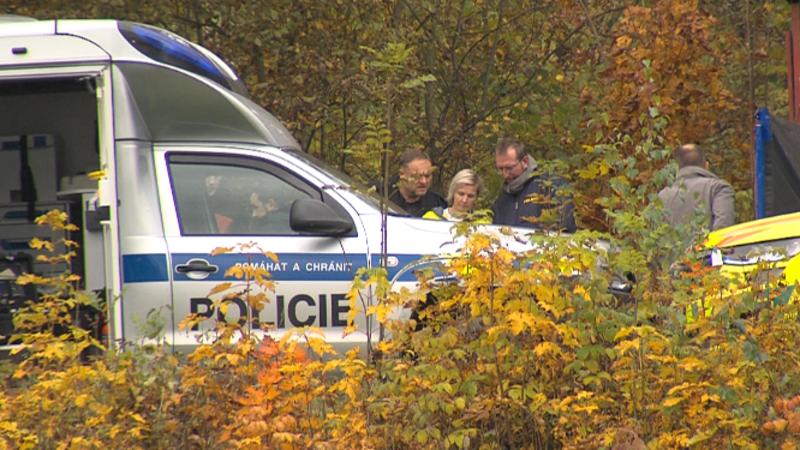 Střelba ve Smržovce: Policie hlásila, že nebezpečí nehrozí, a pobíhala po okolí se zbraněmi