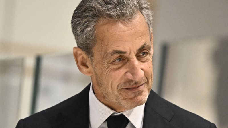Francouzský exprezident Nicolas Sarkozy nastoupil do vězení. „Vítej!“ křičeli na něj odsouzení