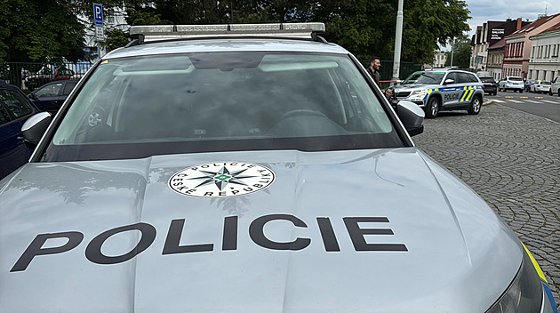 Na Kladensku po střetu dodávky a náklaďáku zemřel řidič. Silnice je uzavřená