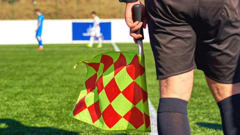 Bezvládně se skácel k zemi. Fotbalového rozhodčího z Kutnohorska při zápase postihl infarkt