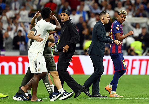 Naštvaný Vinícius a zášť vůči Yamalovi. El Clásico skončilo hromadnou potyčkou