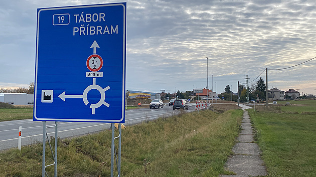 Průtah Nezvěsticemi je po letech hotový, vznikl i kruhový objezd