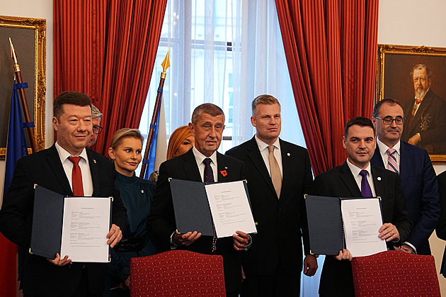 ANO, SPD a Motoristé podepsali smlouvu. Vládu chce Babiš do konce listopadu