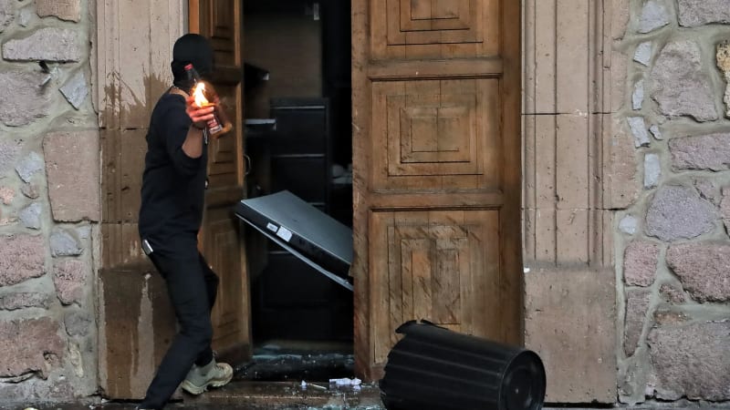 Starostu zastřelil útočník v Mexiku před zraky rodiny. Dav chtěl pak zapálit vládní palác