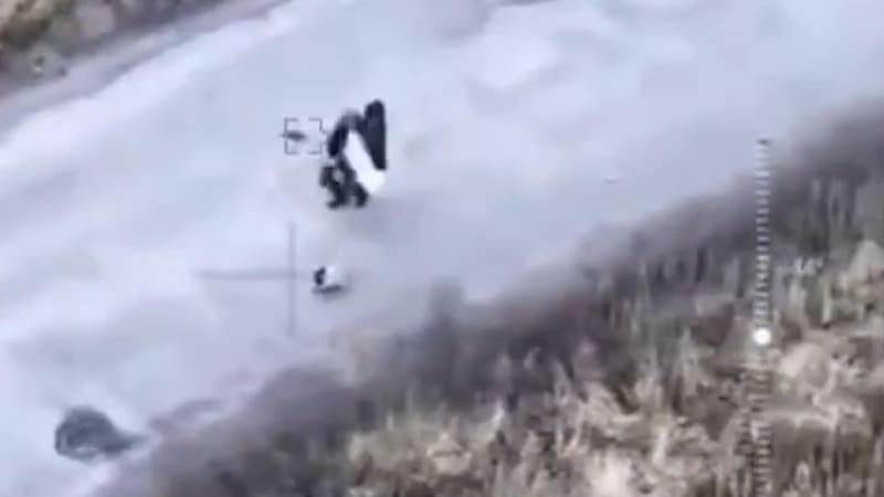 Civilisté u Charkova nesli bílou vlajku. Rusové je zabili dronem, zlobí se Ukrajinci