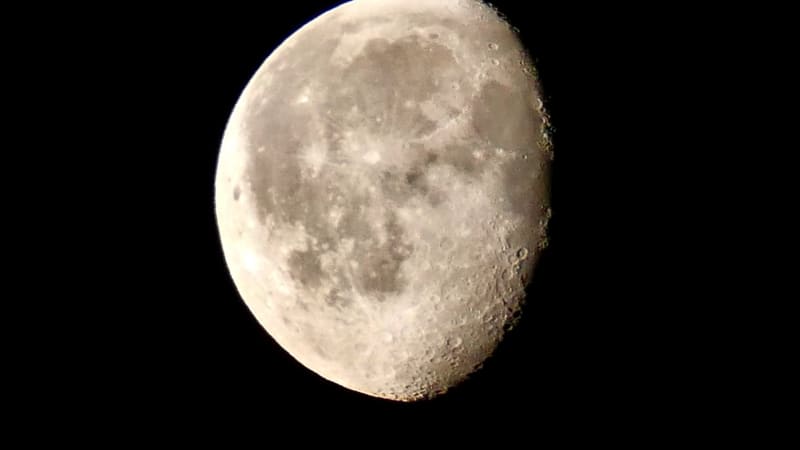 Záhadné záblesky na Měsíci. Lidé se dohadují o meteoritech i „neznámých návštěvnících“