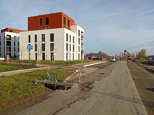 Postavili byty, ale chybí chodník i zastávka. Cesta do města je utrpení, trápí Kolíňany