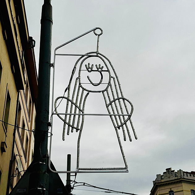 Kapřík, andílek i stromek. Vánoční světýlka pro Žižkov navrhly děti ze školek