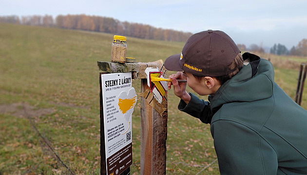 Dobrovolníci obnovili stezku ve Slepičích horách, turisté už ji nepřehlédnou