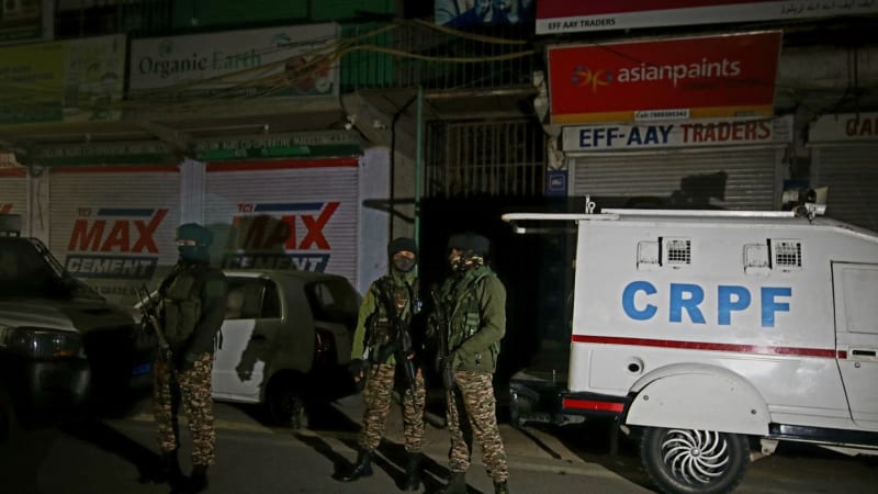 Exploze zabila sedm lidí na policejní stanici v Kašmíru. Trhaviny rozmetaly místnost na kusy