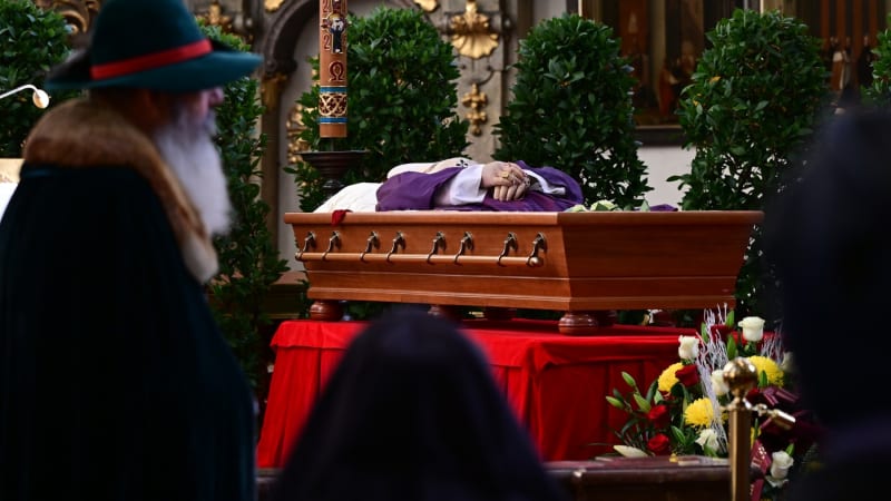 Poslední rozloučení s kardinálem Dukou. Dorazí prezidenti i známé osobnosti