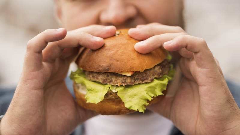 Vtip s hamburgerem skončil bojem o život. Mladý muž předvedl těžko pochopitelný kousek