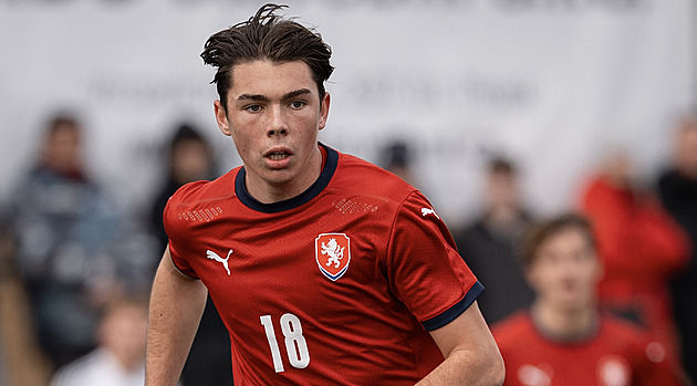 Buffon nasázel hattrick, devatenáctku dotáhl k postupu z první příčky