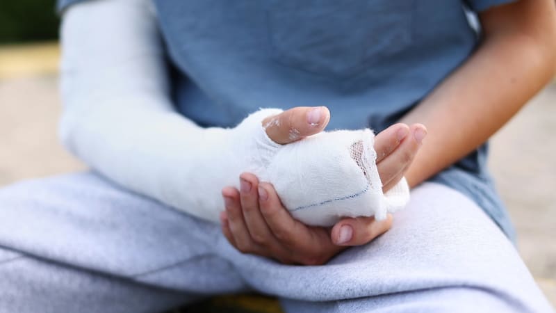 Tragická smrt malého školáka v Irsku. Zlomil si ruku, za necelé dva týdny zemřel