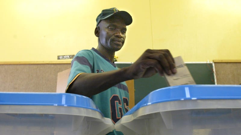 Adolf Hitler je favoritem voleb v bývalé německé kolonii. Otec asi nechápal, co udělal, hájí se