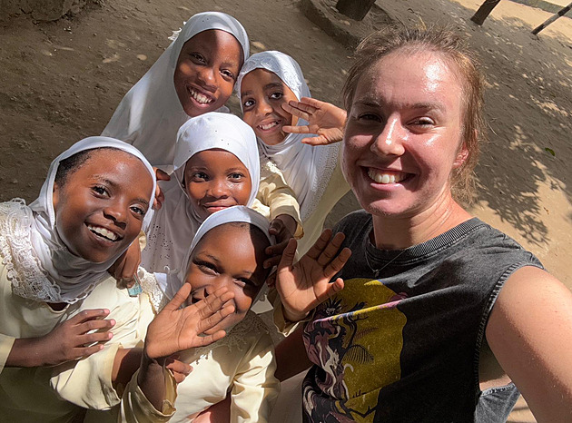 Maledivy? Nuda! Dobrovolnice Nosková se radši v Africe věnovala dětem
