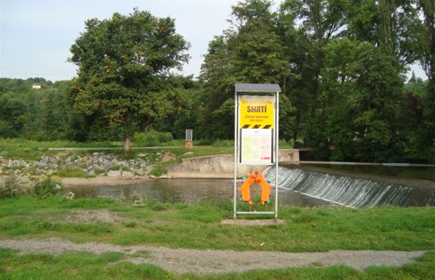 Opilý muž při močení spadl do ledové řeky. Zachránil ho řidič, který jel kolem