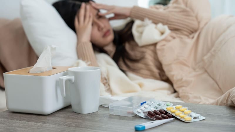 Superchřipka řádí v Británii: Návrat roušek na úřadech i zákaz zpěvu ve školách