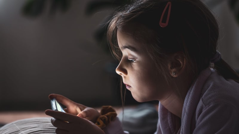 Při „chromingu“ zemřela 13letá dívka. Nový trend je extrémně nebezpečný, varuje britská rodina