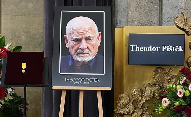 Na poslední rozloučení s Theodorem Pištěkem dohlížela Hradní stráž