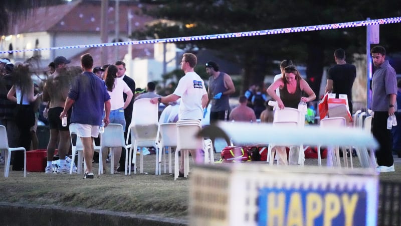 Počet mrtvých po útoku v Sydney roste. Záběry ukazují, jak hrdina zneškodnil střelce