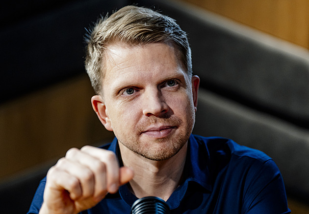 Čechům leží na účtech zbytečně biliony. Radši je investujte, radí ekonom