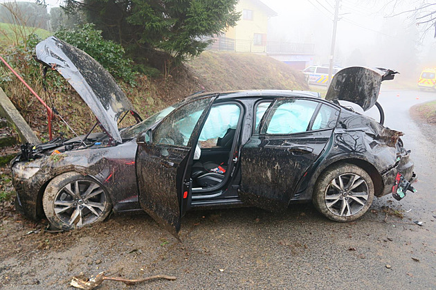 Provinilec na sebe upozornil schováváním se v autě, pak policii zběsile ujížděl