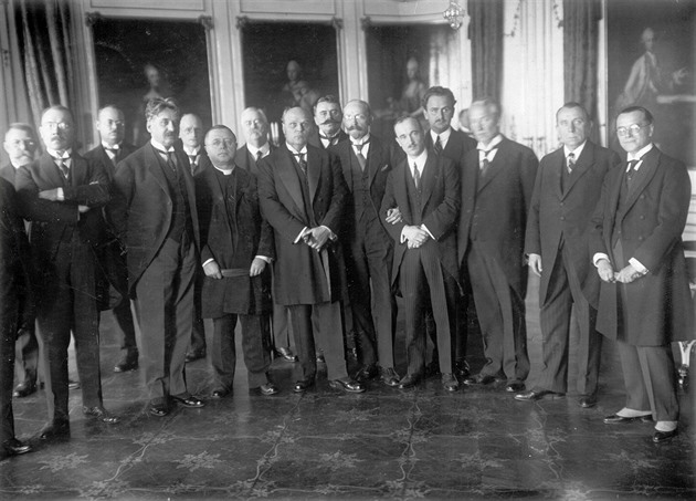 Kravál z opozice, mlčící premiér Švehla. Před 100 lety začínala nová Sněmovna