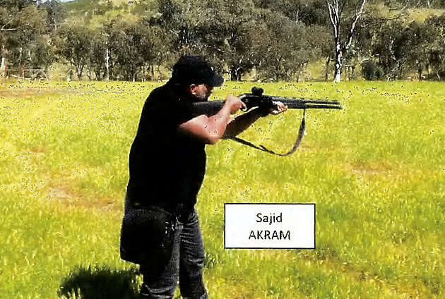 Soud zveřejnil spisy k útoku v Sydney. Střelci cvičili v buši a natočili manifest IS