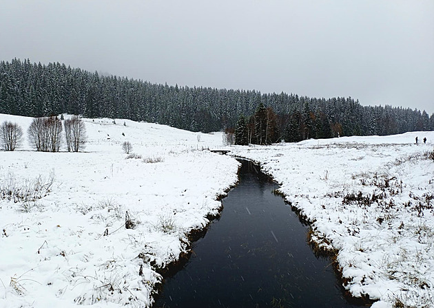 Na Šumavě napadne až 20 centimetrů sněhu, východ ČR zasáhne silný vítr
