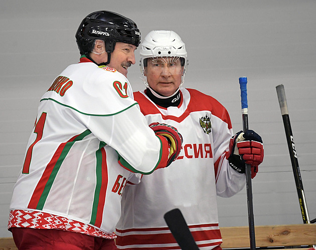 Diktátor na zádech. Lukašenka při zápase poslal na zem hokejista s číslem 68