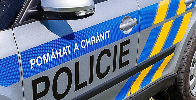 Při střetu dvou vozů u Trutnova se zranilo sedm lidí, z toho čtyři děti