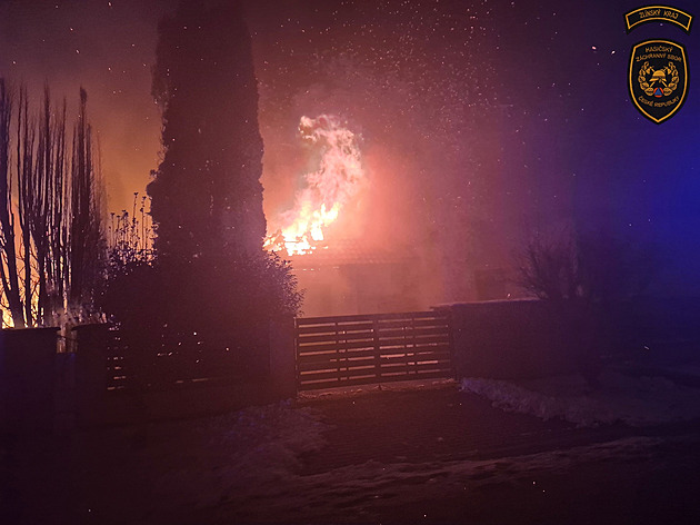 Požár rodinného domu v Kroměříži má jednu oběť. Popálená žena je v nemocnici