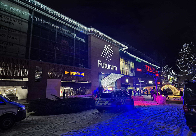 Útok v hradeckém obchodním centru. Dva zranění, policie dopadla muže s nožem