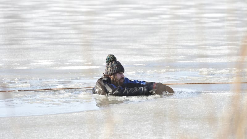 Smrt bruslaře na Znojemsku: Prolomil se pod ním led. Policisté našli tělo v zamrzlé vodě