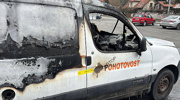 V Petrovicích uhořel muž v odstaveném autě, sloužilo jako příbytek bezdomovců