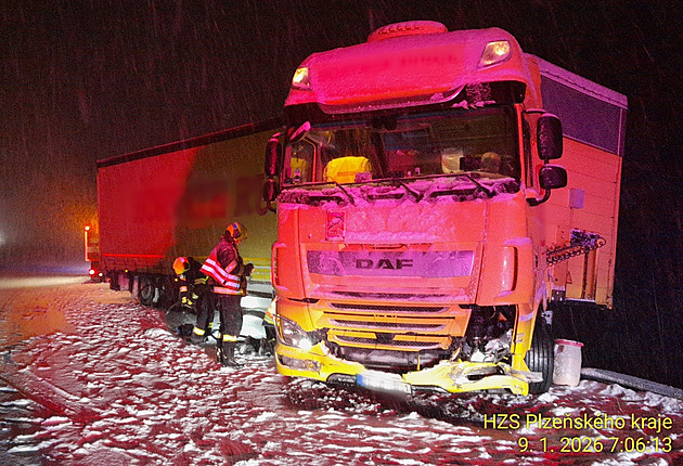 Komplikace na zasněžené D5. V kopcích uvázly kamiony, místy blokují provoz