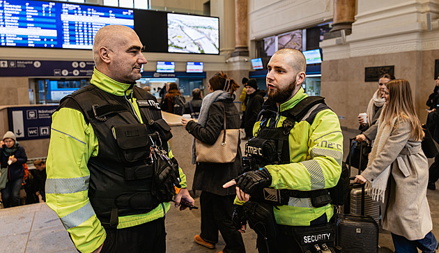 Strohá výbava i 45 tisíc kroků. Nejsme blbí sekuriťáci, říká ostraha nádraží v Brně