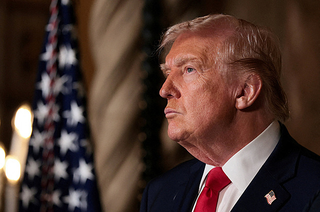 Trump uvalil clo na země obchodující s Íránem. Řeší se i tamní jaderný program