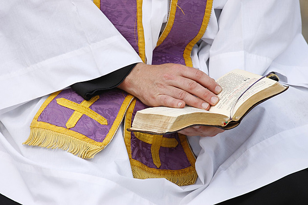 Sexuální násilí kněze znovu vyšetří. Policie má na čin nahlížet i očima oběti, řekl soud