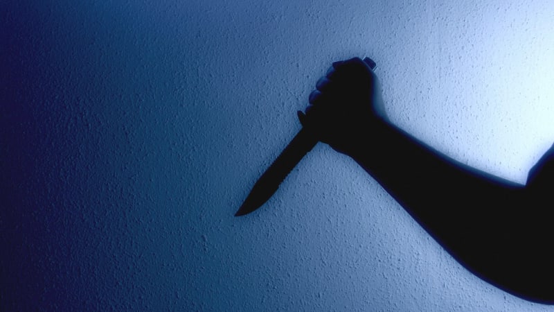 Tragická hádka v Jičíně: Žena zemřela po ráně nožem, muž ji nechal bez pomoci