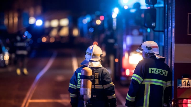 Požár v Brně: Na místě zasahují kvůli černému dýmu hasiči, v okolí stojí doprava