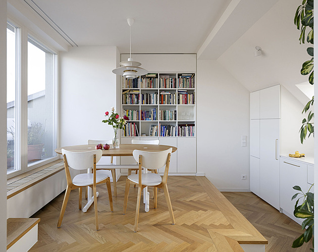 Z tragického podkroví v Dejvicích je skvělé bydlení pro velkou rodinu