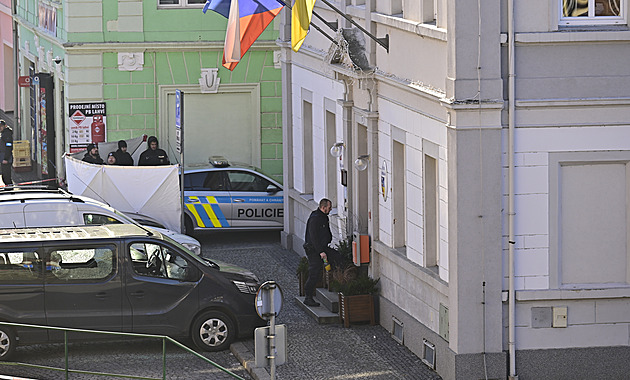 Dva mrtví a šest zraněných. Střelec si na úřadu v Chřibské vyřizoval osobní spory