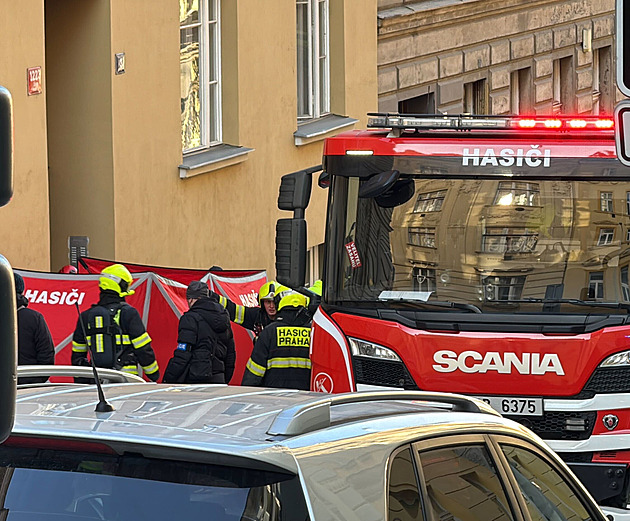 Zásah Fénixu u požáru na Žižkově. Jeden člověk zemřel, druhý je ve vážném stavu