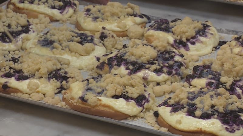 Dvojctihodný koláč či frgál? Do Máslovic jezdí zdaleka, na Vinohradech se stojí dlouhé fronty